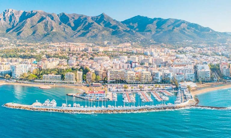 Plácido Domingo y Marta Sánchez cantan a dúo el himno de España en el Festival Starlite de Marbella